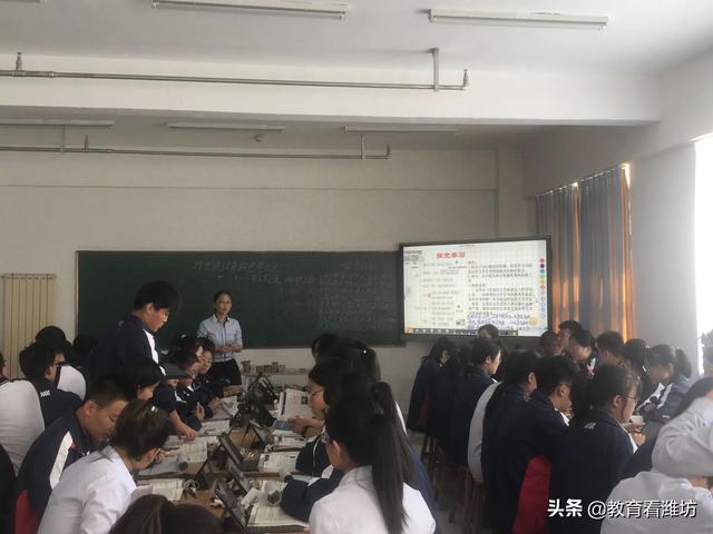 77880彩库宝典 董鑫：用爱与责任书写教育篇章